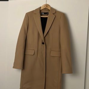 Trenchcoat with double pockets and back slip